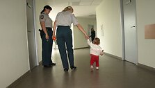 Į Vilniaus apskrities VPK Ukmergės rajono policijos komisariatą buvo pristatytos dvi girtos mamos, gavusios pa&scaron;alpas ir nusprendusios atsipalaiduoti.