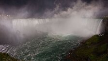 Akrobatas Nikas Wallenda tapo žmogumi, kuris pirmasis per daugiau nei &scaron;imtmetį perėjo lynu, i&scaron;temptu vir&scaron; Niagaros krioklio.