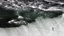Akrobatas Nikas Wallenda tapo žmogumi, kuris pirmasis per daugiau nei &scaron;imtmetį perėjo lynu, i&scaron;temptu vir&scaron; Niagaros krioklio.