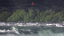 Akrobatas Nikas Wallenda tapo žmogumi, kuris pirmasis per daugiau nei &scaron;imtmetį perėjo lynu, i&scaron;temptu vir&scaron; Niagaros krioklio.