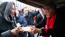 Valdas Adamkus pasitarnavo dalijant labdaringą sriubą
