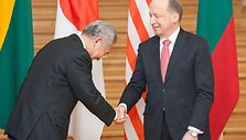 &bdquo;Hitachi, Ltd.&ldquo; viceprezidentas Masaharu Hanyu (kairėje) dėkingas Lietuvos premjerui A.Kubiliui už užsakymą.