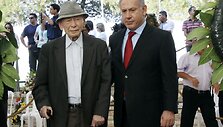 Izraelio premjeras Benjaminas Netanyahu (de&scaron;inėje) su tėvu istoriku Benzionu