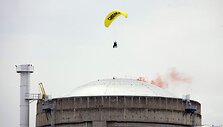 Prancūzijoje &bdquo;Greenpeace&ldquo; aktyvistas įskrido į atominės elektrinės teritoriją