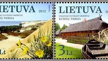 Kur&scaron;ių nerija ant pa&scaron;to ženklų