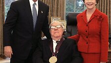 Ra&scaron;ytojas Ray Bradbury (centre) su buvusiu JAV prezidentu George'u W. Bushu ir jo žmona Laura 2004-aisiais