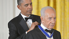 Barackas Obama Laisvės medaliu apdovanojo Izraelio prezidentą Shimoną Peresą