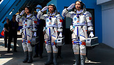 Kinų astronautai (i&scaron; kairės): Liu Yang, Liu Wangas ir Jing Haipengas