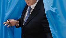 Viktoras Janukovyčius balsuoja per rinkimus