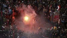 Egipto sostinėje Kaire per antrąsias sukilimo metines &scaron;imtai jaunuolių susirėmė su policija