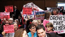&bdquo;Code Pink&ldquo; protestuotojai Senato posėyje, kuriame svarstoma naujojo CŽV direktoriaus kandidatūra