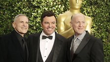 Sethas MacFarlane'as su &bdquo;Oskarų&ldquo; prodiuseriais Craigu Zadanu (de&scaron;inėje) ir Neilu Meronu (kairėje)