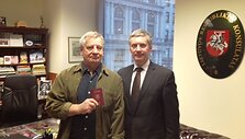 Kęstutis Zapkus su generaliniu konsulu Niujorke Valdemaru Sarapinu