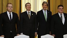 Estijos, Latvijos ir Lietuvos užsienio reikalų ministrai Urmas Paetas, Edgaras Rinkevics ir Linas Linkevičius su JAV sekretoriumi Johnu Kerry (antras i&scaron; kairės)