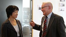 Japonijos ambasadorė Lietuvoje Kazuko Shiraishi ir užsienio reikalų viceministras Neris Germanas fotografijų parodos &bdquo;Haru ir Mina&ldquo; atidaryme