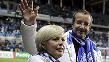 Estijos prezidentas Toomasas Hendrikas Ilvesas su žmona Evelin futbolo varžybose