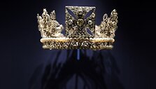 Karaliui George'ui IV 1982 m. sukurta deimantinė diadema, kurią jis buvo užsidėjęs per savo karūnavimą. &Scaron;ia diadema per savo karūnavimą buvo pasipuo&scaron;usi ir Elizabeth II