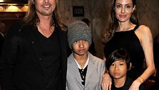Bradas Pittas ir Angelina Jolie su sūnumis Maddoxu (antras i&scaron; kairės) ir Paxu (antras i&scaron; de&scaron;inės)
