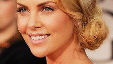 Charlize Theron &scaron;venčia 38-ąjį gimtadienį