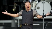 Bruce'as Springsteenas &scaron;venčia 64-ąjį gimtadienį