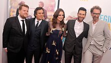 Jamesas Cordenas, Keira Knightley, Markas Ruffalo, Adamas Levine'as ir Johnas Carney