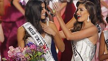 2014-ųjų &bdquo;Mis Visata&ldquo; Paulina Vega ir 2013-ųjų &bdquo;Mis Visata&ldquo; Gabriela Isler