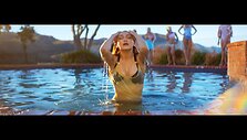 Gigi Hadid Calvino Harriso vaizdo klipe &bdquo;How Deep Is Your Love&ldquo;