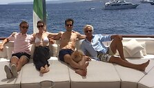 Adamas Shulmanas, Anne Hathaway, Robbie Fairchildas ir Giancarlo Giammetti
