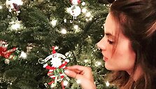 Alessandra Ambrosio puo&scaron;ia Kalėdų eglę