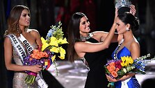 Paulina Vega perduoda karūną Piai Alonzo Wurtzbach i&scaron; Filipinų