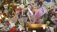 Gerbėjai atsisveikina su Davidu Bowie prie jo namų Niujorke