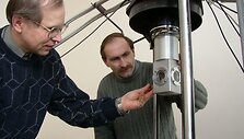 Česlovas &Scaron;imkevičius su kolega V. Stankevič prie skysto helio kriostato, kuriame galima tyrinėti medžiagų sąvybes labai žemose (iki -269 laipsnių C) temperatūrose