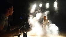 Ingrida Čenkutė Mindaugo Mickevičiaus-Mino vaizdo klipo &bdquo;Ant pir&scaron;tų galiukų&ldquo; filmavime