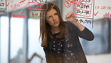 Anna Kendrick trileryje &bdquo;Sąskaitininkas&ldquo;