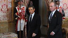 Ispanijos karalius Juanas Carlosas sutinka Nicolas Sarkozy prie&scaron; Aukso vilnos ordino kavalieriaus titulo įteikimą