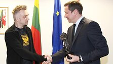 Vilniaus meras Artūras Zuokas įteikia Andriui Mamontovui &Scaron;v. Kristoforo statulėlę