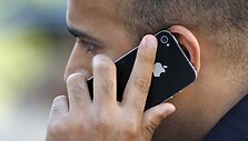 Žmogus kalba &bdquo;Apple&ldquo; telefonu
