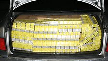 Kontrabandiniai rūkalai automobilio bagažinėje