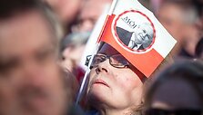 Mitingas Var&scaron;uvoje, skirtas paminėti antrųjų lėktuvo katastrofos, per kurią žuvo tuometinis Lenkijos prezidentas Lechas Kaczynskis ir dar 95 kiti žmonės, metines.