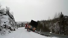 Norvegijoje lietuvio vairuojamas sunkvežimis nuvirto nuo skardžio