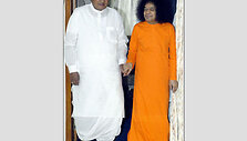 Satya Sai Baba de&scaron;inėje