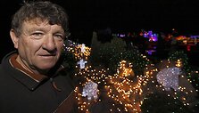 Zlatko Salajas prie savo i&scaron;puo&scaron;tos sodybos.