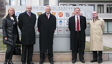 Argentiniečių delegacija Kaune: centre &ndash; San Martino meras R.Ivo&scaron;kus, pirma i&scaron; kairės &ndash; Lietuvos bendrovės &bdquo;Ramchos&ldquo; direktorė R.Kuodytė, antras i&scaron; kairės &ndash; San Martino savivaldybės Pramonės ir komercijos sekretorius E.Kasaburas, pirmas i&scaron; de&scaron;inės &ndash; Argentinos diplomatas M.Villanis, antras i&scaron; de&scaron;inė