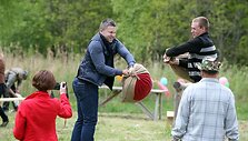 &Scaron;eimų &scaron;ventės metu Rum&scaron;i&scaron;kėse prisimintas senovės lietuvių žaidimas &ndash; dvikova mai&scaron;ais.