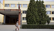 Remontuojamą gimnaziją apgadino chuliganai. 