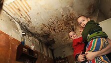 Daugiavaikė &scaron;eima priversta glaustis &scaron;iurpą keliančiame socialiniame būste. 