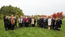 KPPAR darbuotojai Kalniečiuose pasodino ąžuolų. 