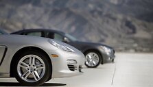 &bdquo;Infiniti M35h&ldquo; ir &bdquo;Porsche Panamera&ldquo; reklama
