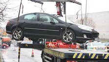 Kartu su atsigaunančia rinka bunda ir automobilių vagys
