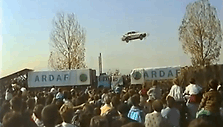 Nepavykęs &scaron;uolis su automobiliu nuo tramplino